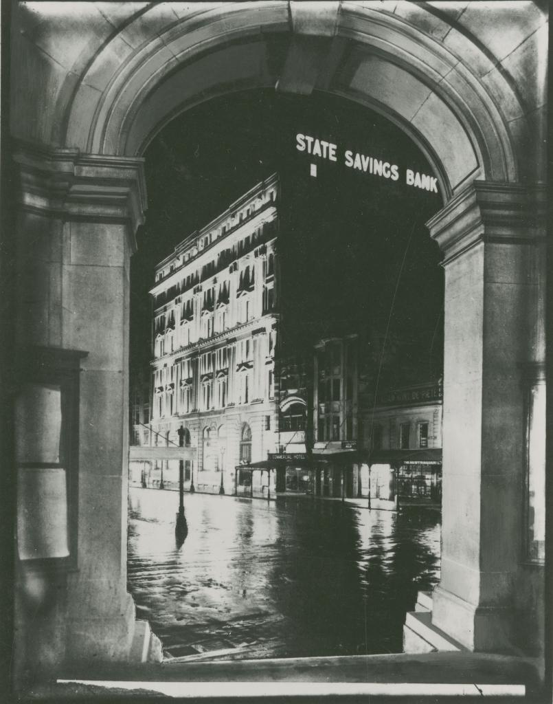 Photograph of State Bank of Victoria head office at night