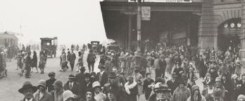 a busy melbourne street