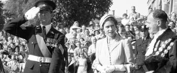 Her Majesty walking from Bendigo Station 5 March 1954 vprs12905 unit5 f2509 black and white photo of the queen in a crowd
