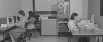 PROV VPRS 14517/P0001/51,V483 women working on old fashioned computers