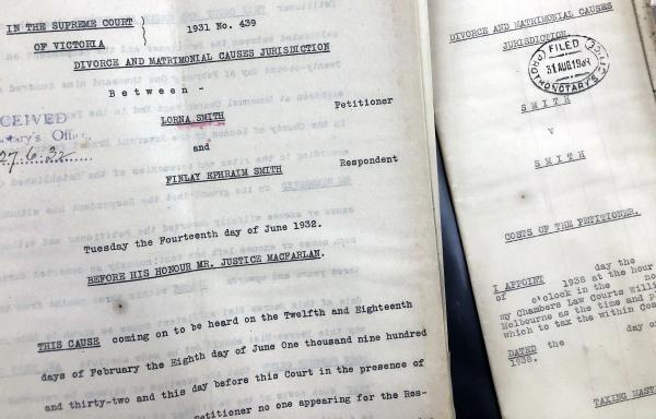close up of the divorce record